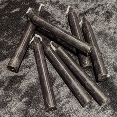 आरोपित काली मोमबत्तियाँ - निर्वासित करना और शाप देना